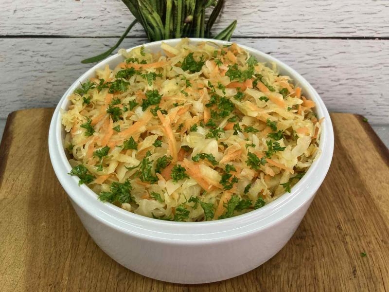 Surówka z kiszonej kapusty