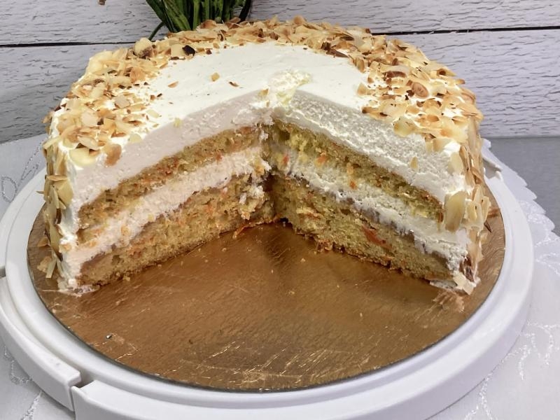 Tort marchewkowy z bitą śmietaną i prażonymi migdałami