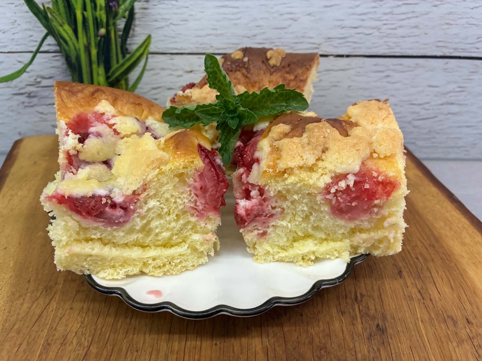 Ciasto drożdżowe z truskawkami i maślaną kruszonką