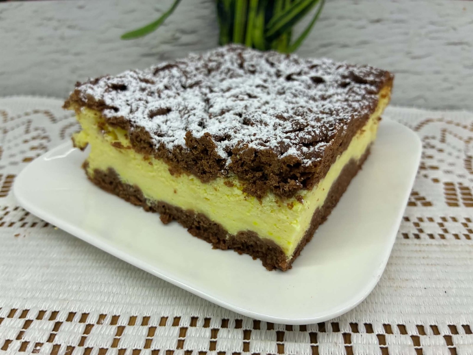 Sernik na ciemnym kruchym cieście