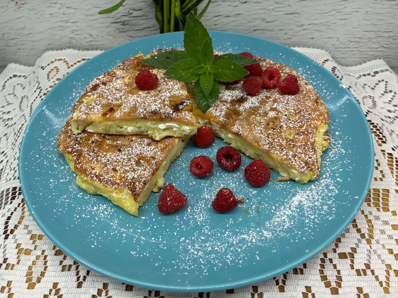 Puszysty omlet z serkiem wiejskim i jabłkiem – prosty przepis na śniadanie