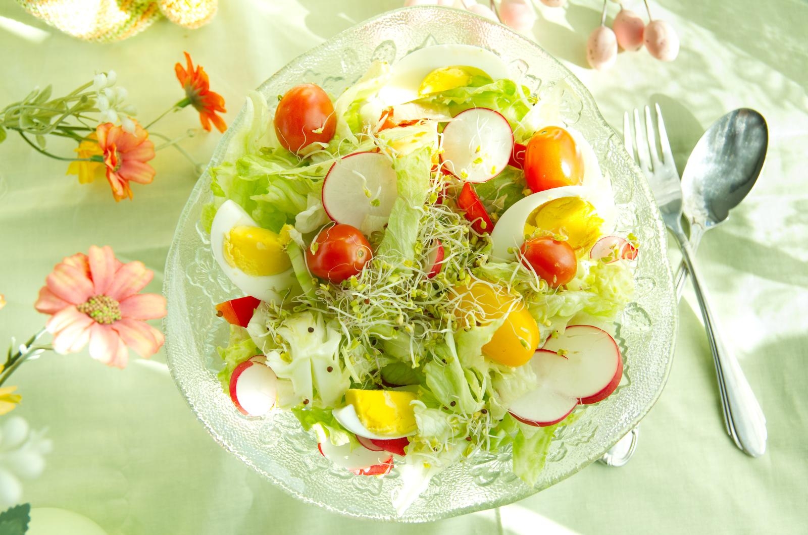 Kolorowa sałatka wielkanocna z jajkiem i sosem musztardowo-miodowym