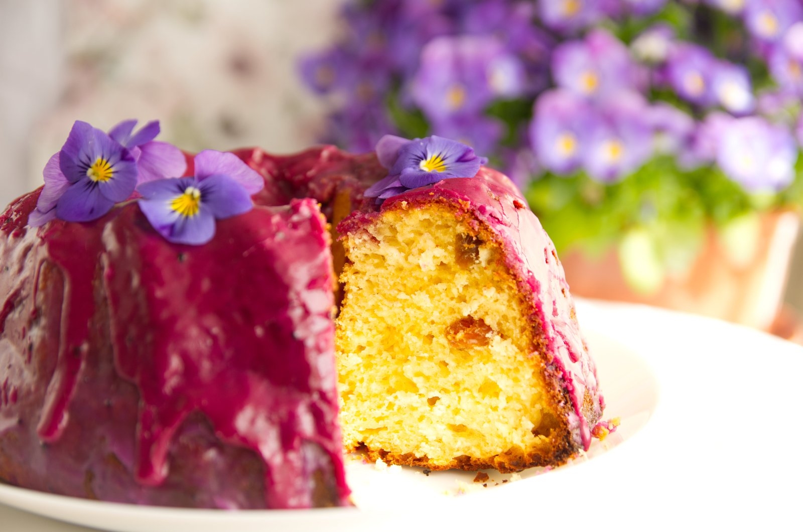 Babka drożdżowa z fioletową polewą z batata