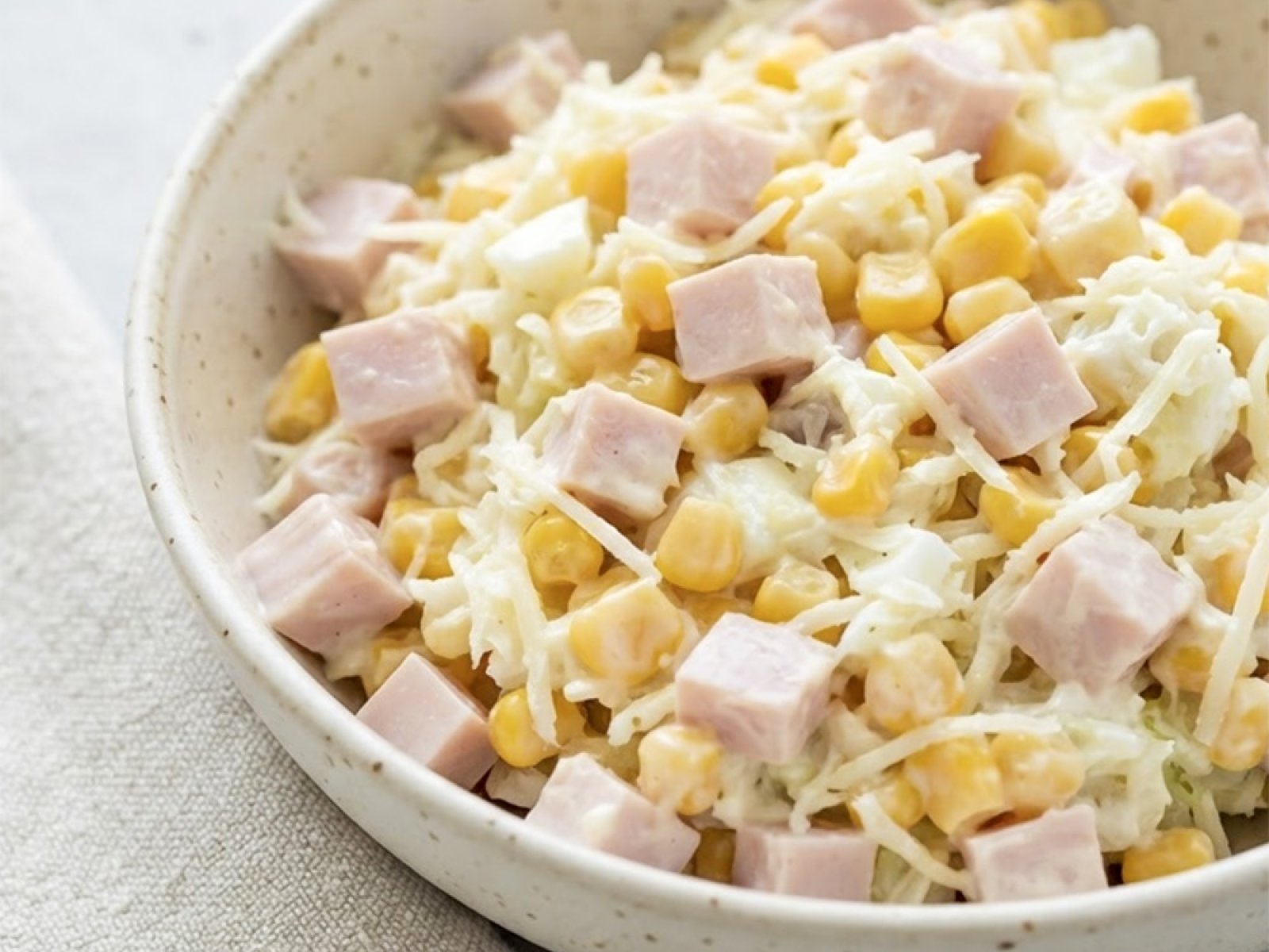 Sałatka z szynką konserwową i ananasem