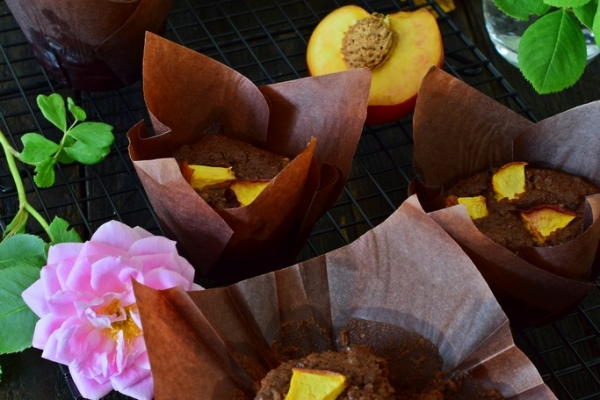 Orkiszowe babeczki piknikowe z nektarynką