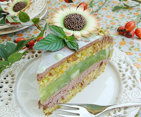 Tort pistacjowo-jabłkowo czekoladowy