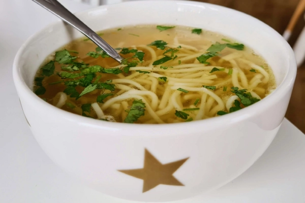 Rosół – tradycyjny przepis i świetna baza na inne zupy!