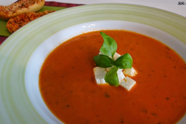 Zupa krem z pomidorów malinowych ze świeżą bazylią