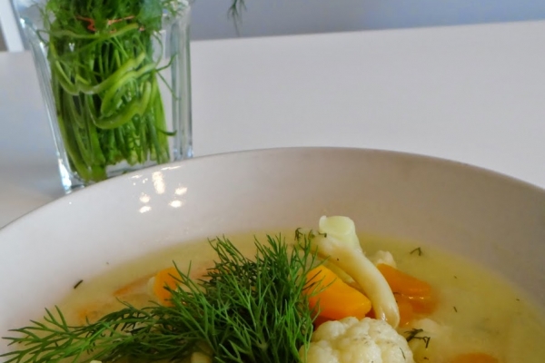 Zupa jarzynowa ze świeżych warzyw z koperkiem
