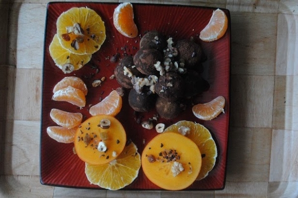 818. Piernikowo- pomarańczowe trufle z ciecierzycy w kakao i karobie