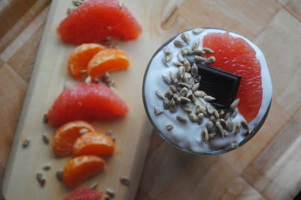 648. Przekładaniec: owsianka, jogurt, grejpfrut z burakiem, czekolada i słonecznik