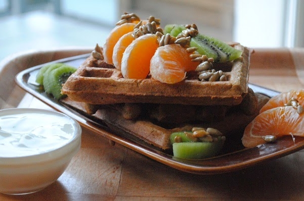 556. Marchewkowo- cytrynowe gofry z mandarynką, kiwi, słonecznikiem i jogurtem