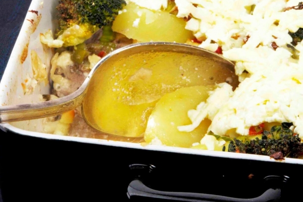 Zapiekanka z polędwiczek, ziemniaków i brokułów
