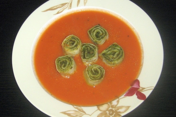 Zupa krem pomidorowa ze ślimaczkami z bazyliowym  pesto