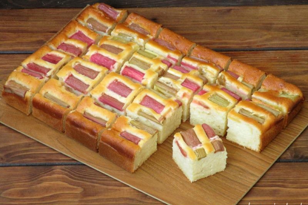 Szybkie i pulchne ciasto z rabarbarem