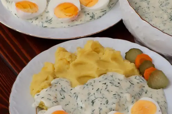Jajka w sosie koperkowym - pyszny obiad w starym stylu