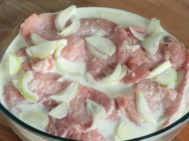 Kotlety schabowe moczone w mleku i cebuli