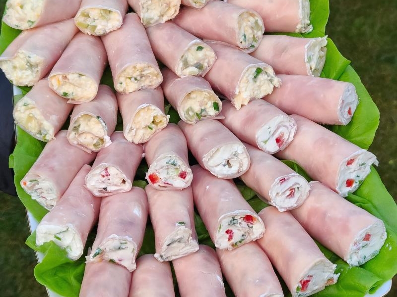 Imprezowe szyneczki zawijane w dwóch smakach