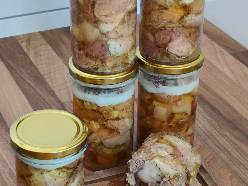 Domowa golonka w słoiku – sprawdzony przepis na kruchą konserwę z galaretką