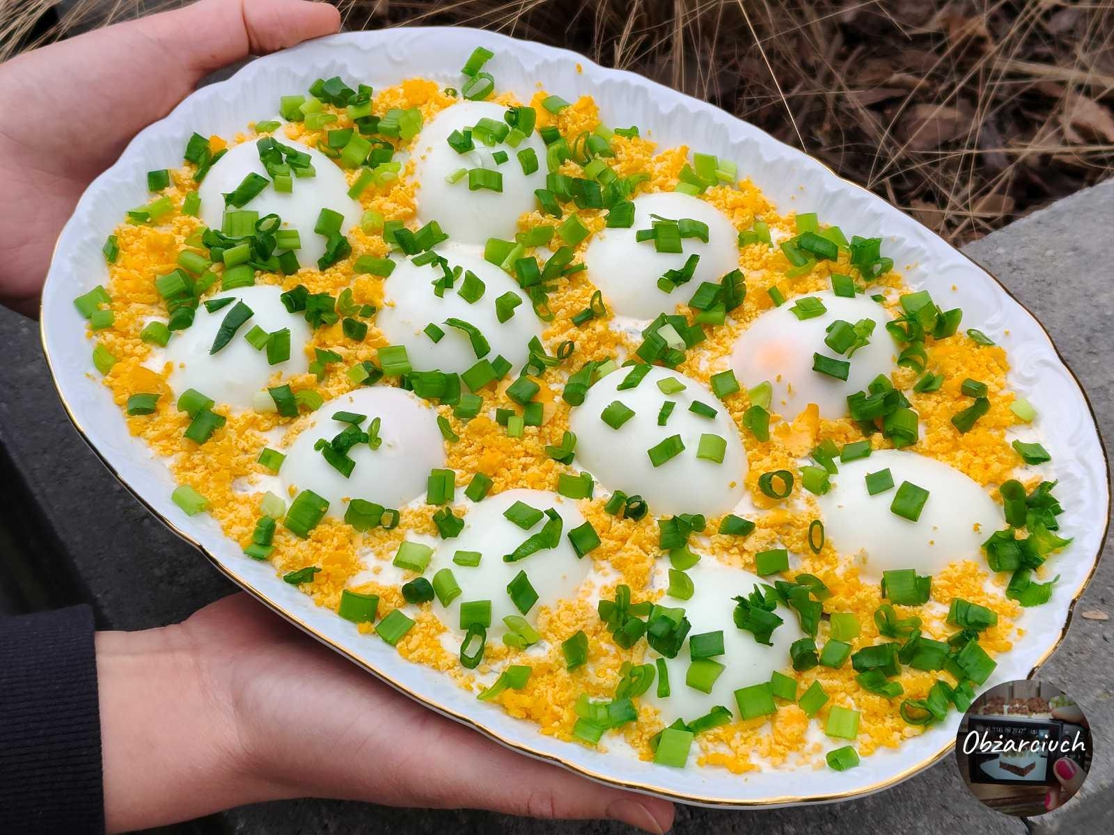 Jajka na pierzynce – przepis, który każdy pokocha. Lepsze niż tradycyjna sałatka!