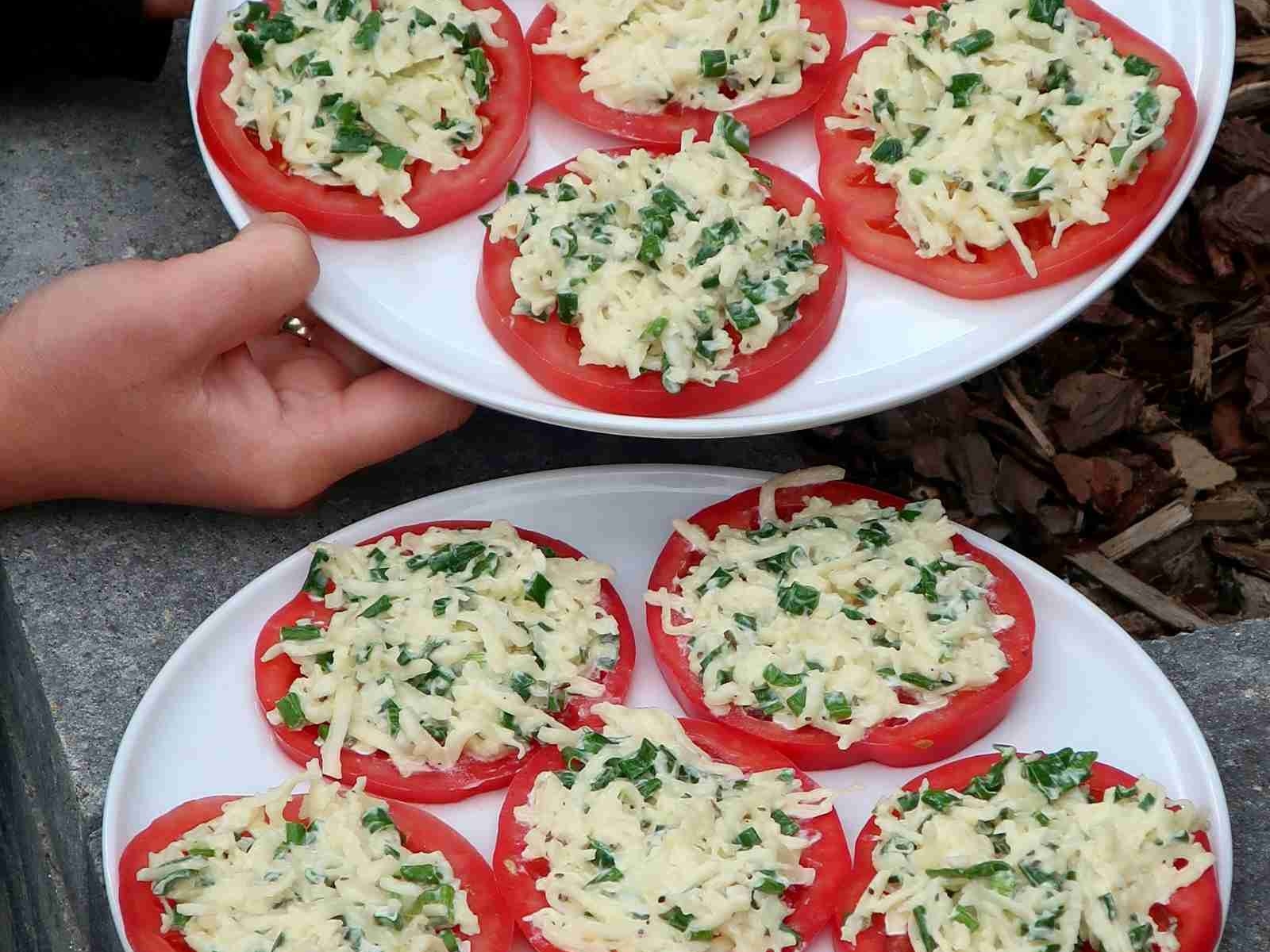 Hit każdej imprezy w ogrodzie! Ekspresowe pomidory pod pierzynką