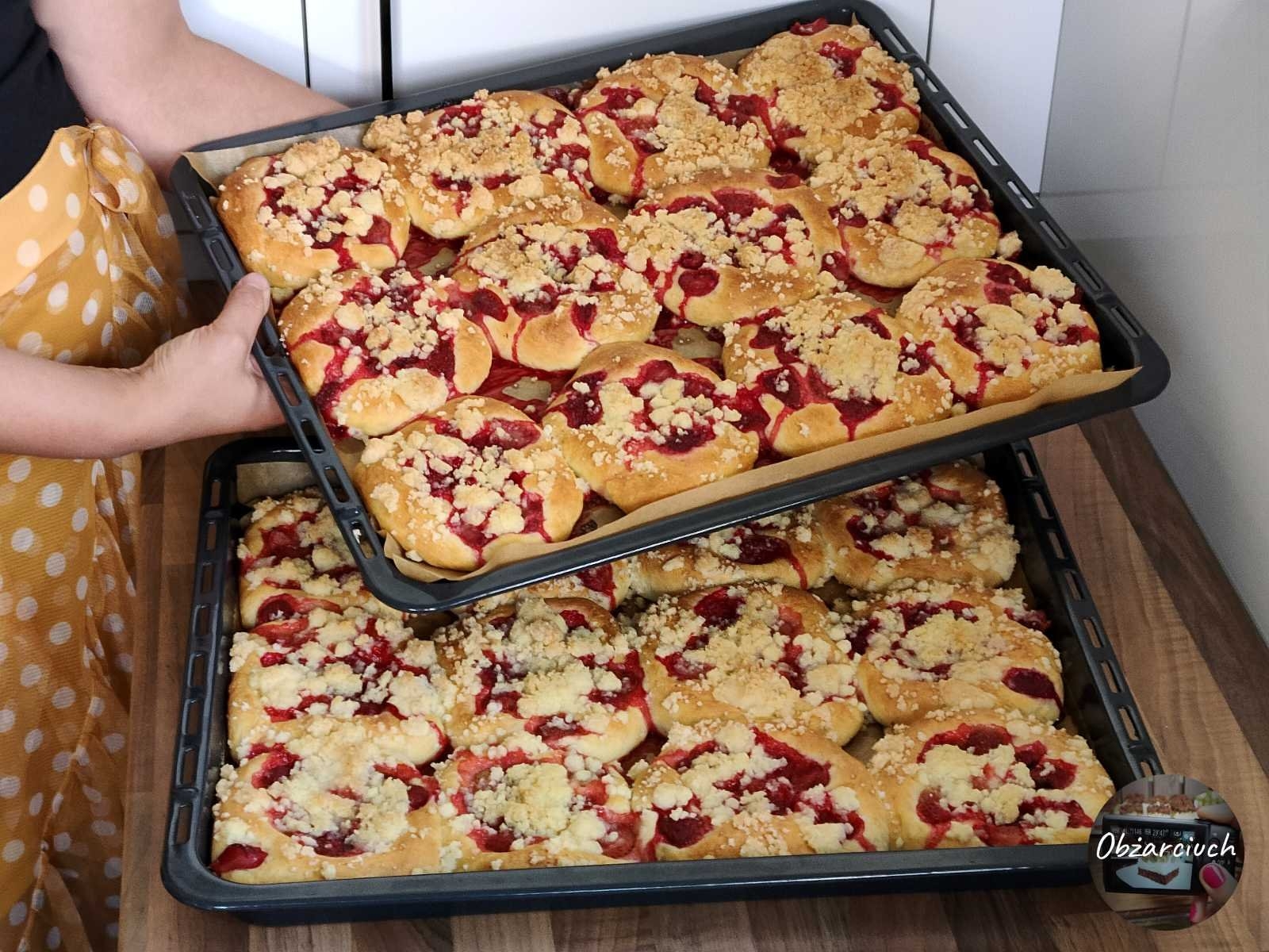 Puszyste bułeczki z truskawkami i kruszonką – przepis krok po kroku