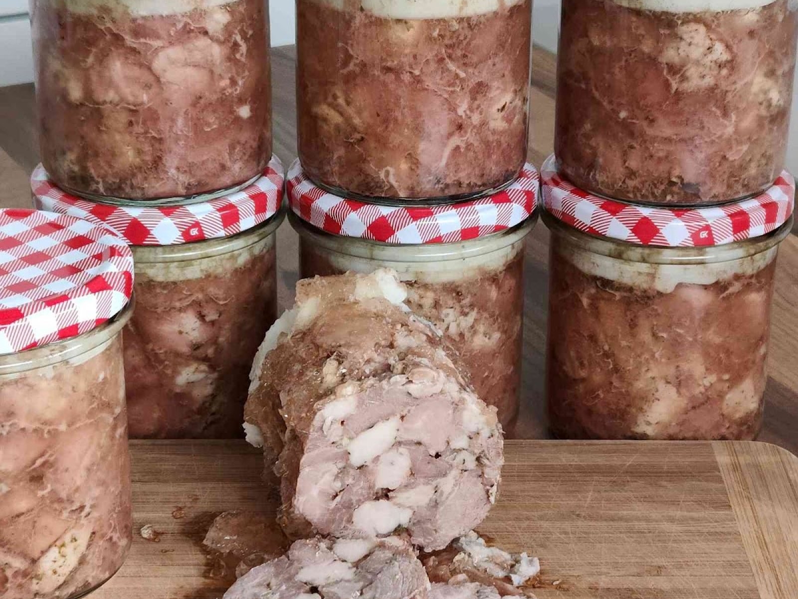 Domowa wieprzowina w słoiku – przepis krok po kroku na mięso w galarecie