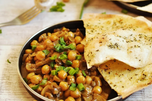 Curry z pieczarkami i ciecierzycą