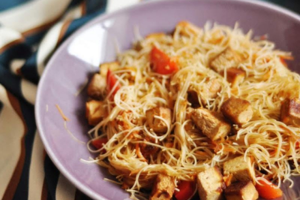 Makaron ryżowy z tofu