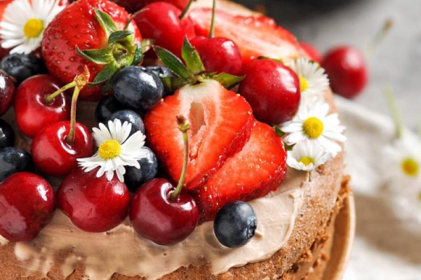 Torcik kakaowy z masą mascarpone, czekoladą i owocami