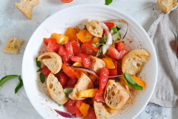 Panzanella - czyli toskańska sałatka z chleba i pomidorów
