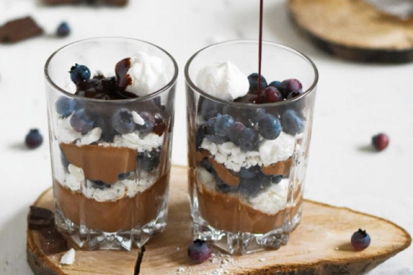 Deser czekoladowy z mascarpone i borówkami