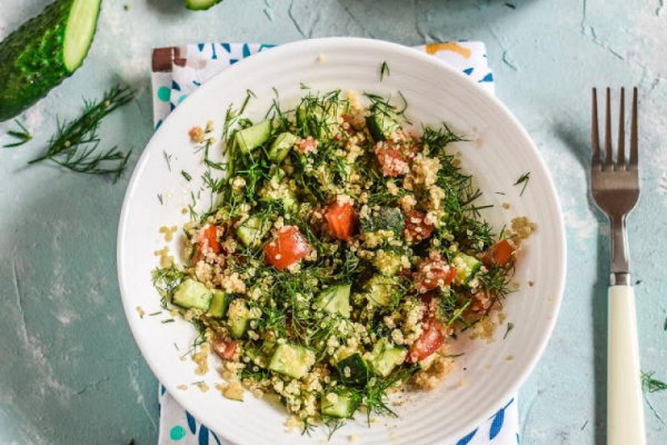 Tabbouleh z koperkiem, komosą ryżową i ogórkiem