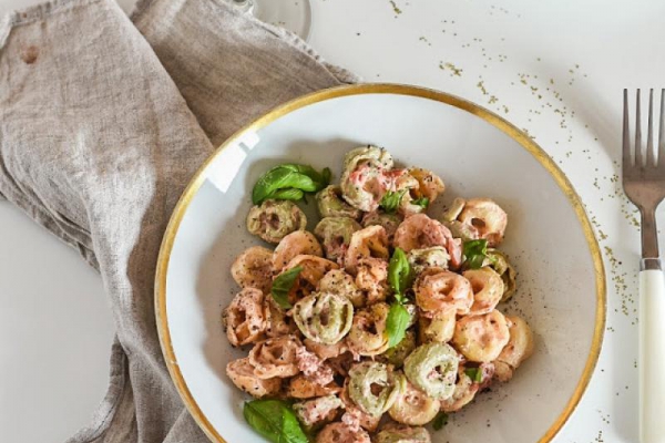 Prosta sałatka z tortellini i pomidorów