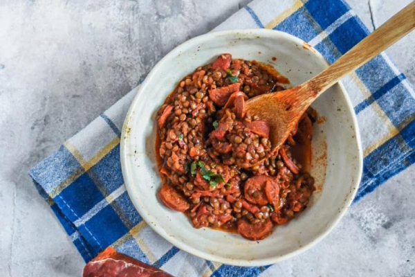 Gulasz z soczewicą i chorizo
