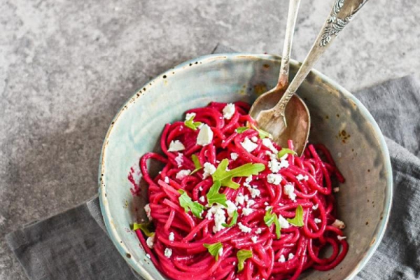 Makaron z pesto buraczanym