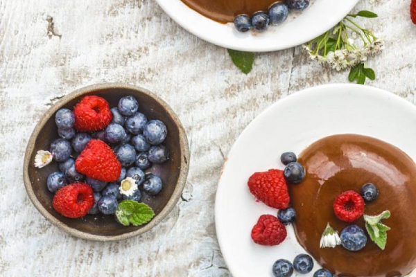 Czekoladowa panna cotta z owocami