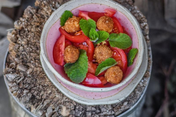 Salatka z pomidorów ze smażoną mozzarellą