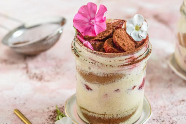 Tiramisu truskawkowe w słoiczkach