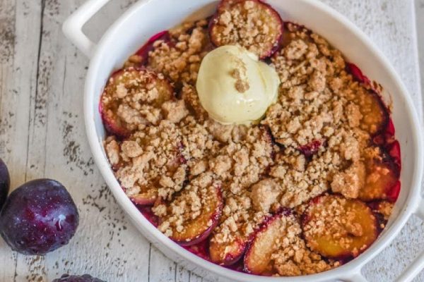 Pełnoziarniste crumble ze śliwkami