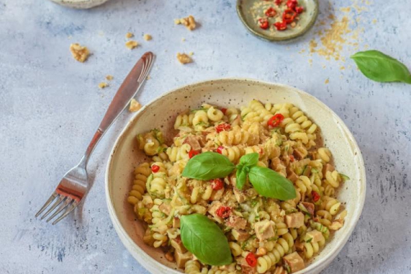 Makaron w sosie cukiniowym z tofu