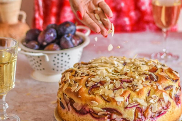 Ciasto drożdżowe ze śliwkami i migdałami