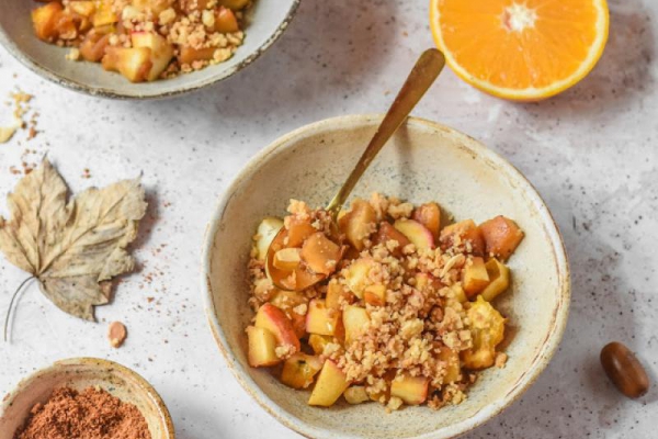 Jabłkowo-pomarańczowe crumble z patelni
