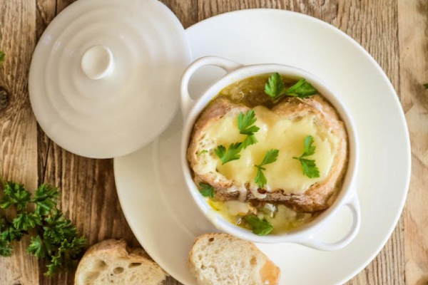 Zupa cebulowa z grzankami