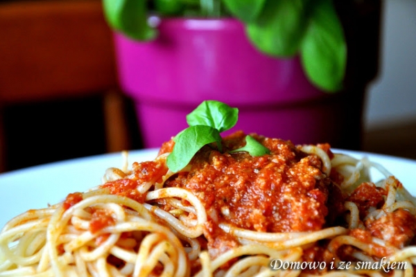 Domowe spaghetti z mięsem mielonym i pomidorami 