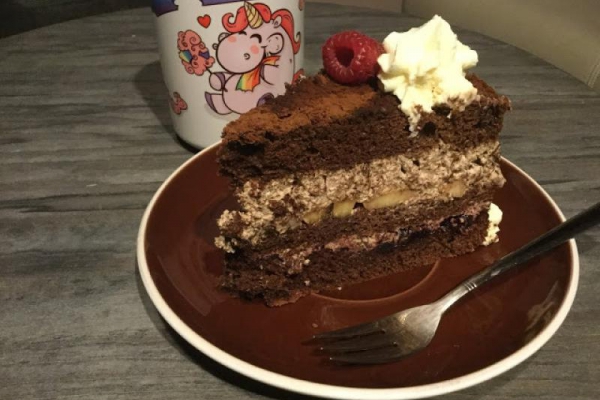 Tort czekoladowy z bananami i czarną porzeczką