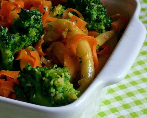 Sałatka na ciepło z brokuła, marchewki i fasolki szparagowej