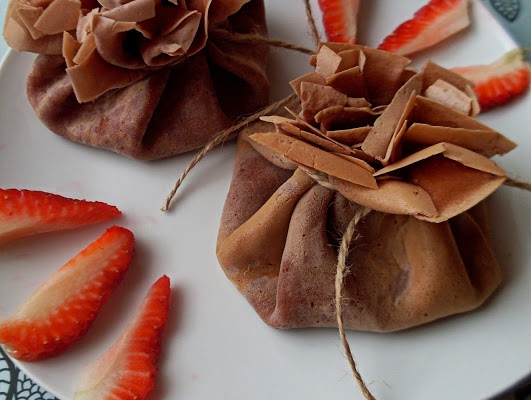 Naleśniki kakaowe z twarożkiem i truskawkami