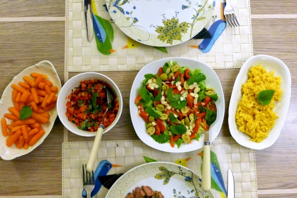 Pyszny obiad po długim dniu: stek, małe marchewki, salsa z pomidorkówkoktajlowych, ryż i sałatka
