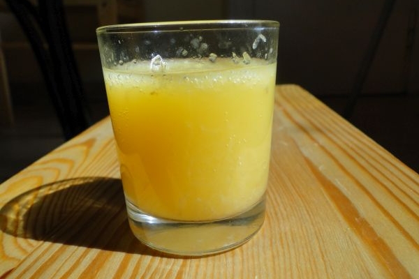 Bąbelkowy napój imbirowo-pomarańczowy